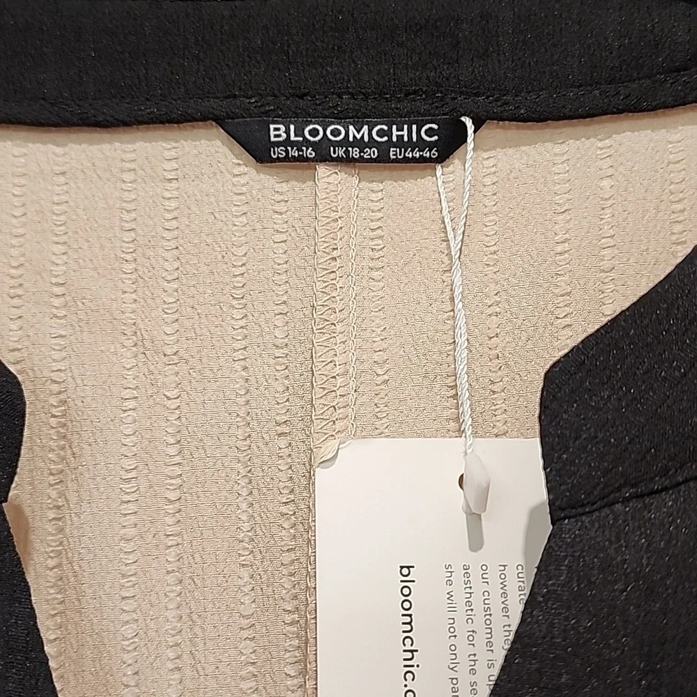 NEW Bloomchic textured tan blouse with black contrast accents 1x - Picture 4 of 5
